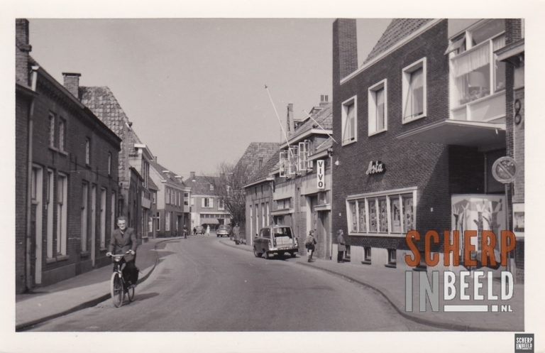 Mattelierstraat: Asta Theater en bij de auto de VIVO winkel van Wisseborn.