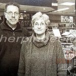 Henk en Wil van Baak in winkel