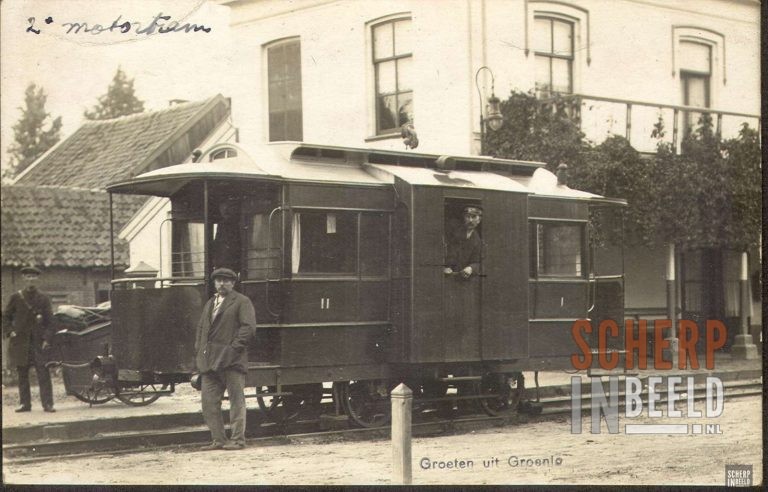 Groenlose tram bij tramstation