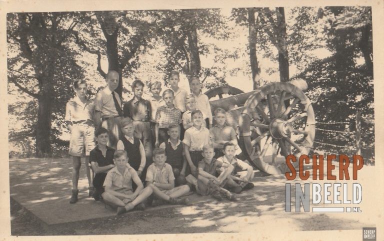 Klassenfoto Canisiusschool: 7e klas van meesterLeisink. Op de 1e rij boven v.l.n.r.