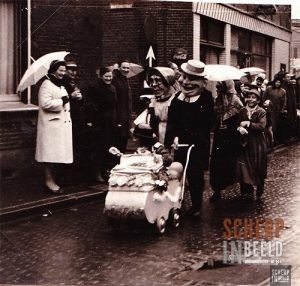 Carnavalsoptocht 1964: De eerste carnavalsoptocht van Groenlo in 1964.