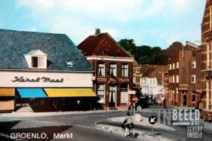 De Markt : Manifacturenwinkel Karel Maas, daarnaast gelegen fotowinkel Nienhuis.