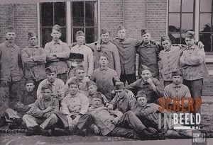 Groep militairen bij gebouw