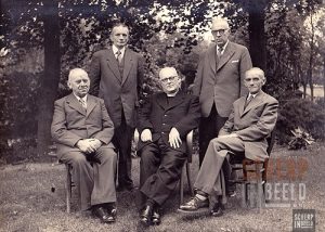 R.K. Calixtuskerk: Kerkbestuur van de St.Calixusparochie, in het midden Deken van Dam.