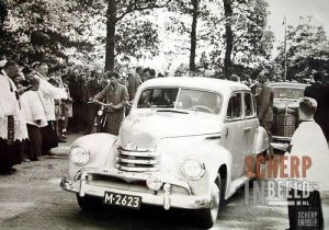 R.K. Calixtuskerk: Op de foto worden auto’s gezegend