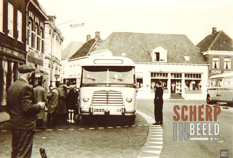 Markt: Met het oude bus station der GTW. Vooraan links staat de oude Jan Poelhuis.