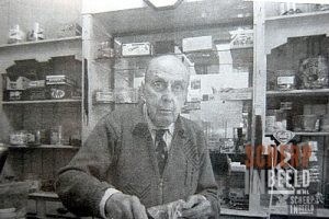 Willem Buve achter de toonbank