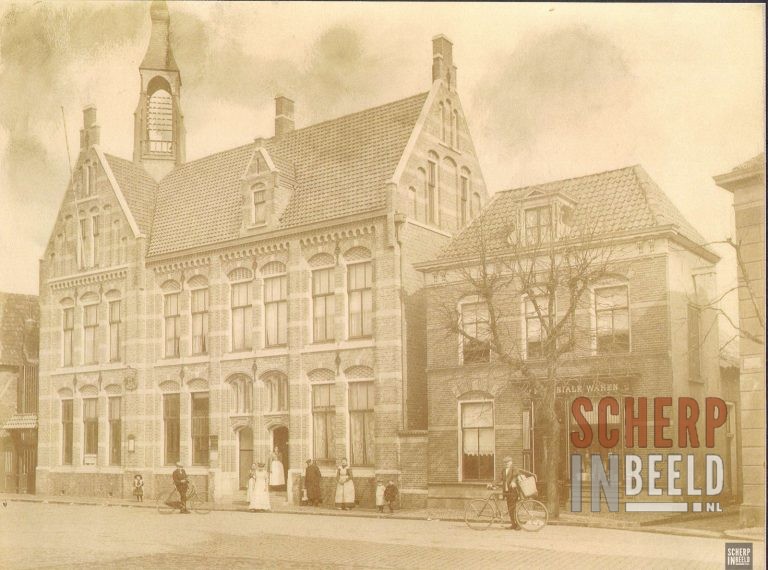 Markt: Postkantoor op de markt met telegraaftoren.1908. Bron: Stadsmuseum Groenlo.