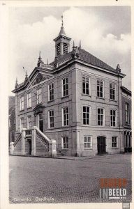 Ansichtkaarten: Gemeente huis Groenlo op de markt. Foto gemaakt in jaar – onbekend.