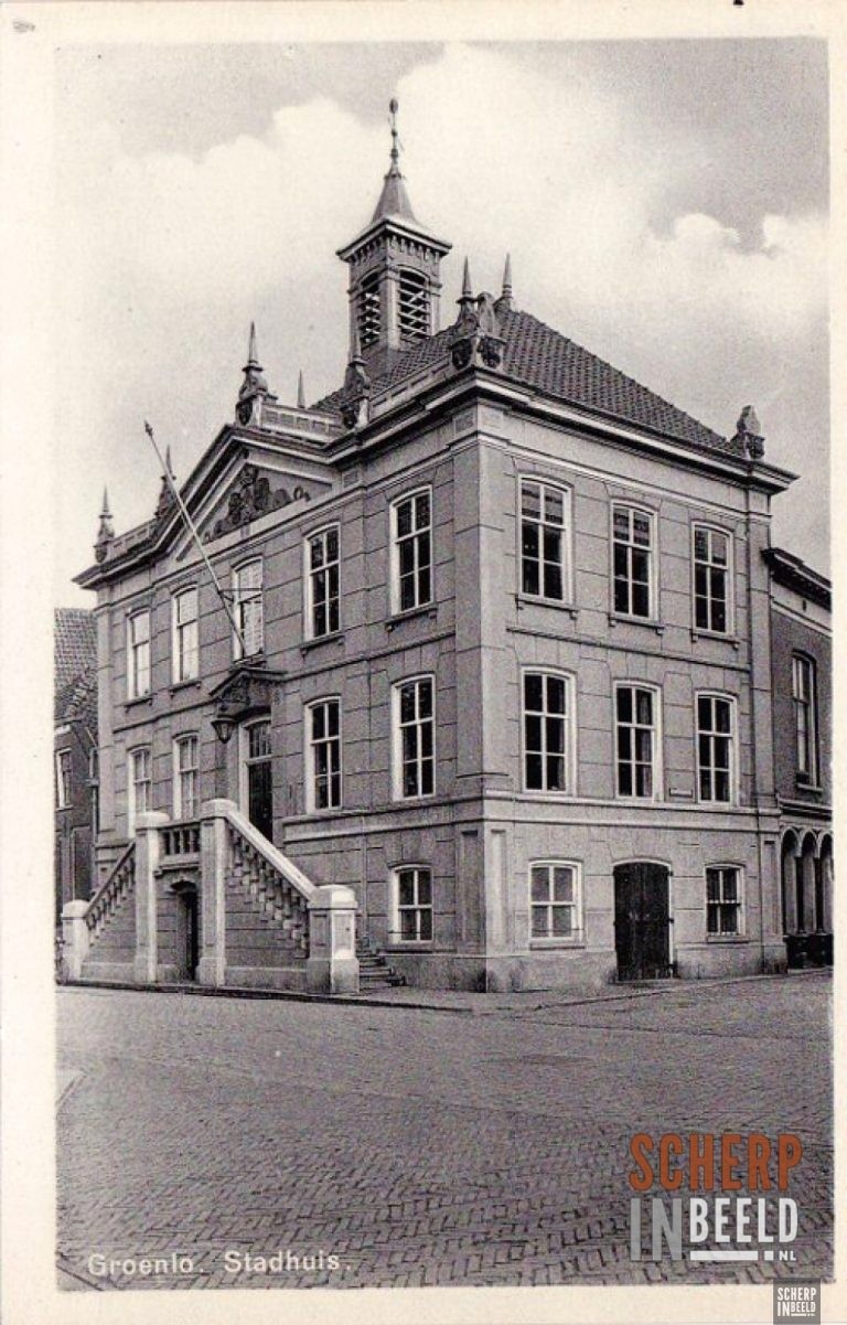Ansichtkaarten: Gemeente huis Groenlo op de markt. Foto gemaakt in jaar – onbekend.