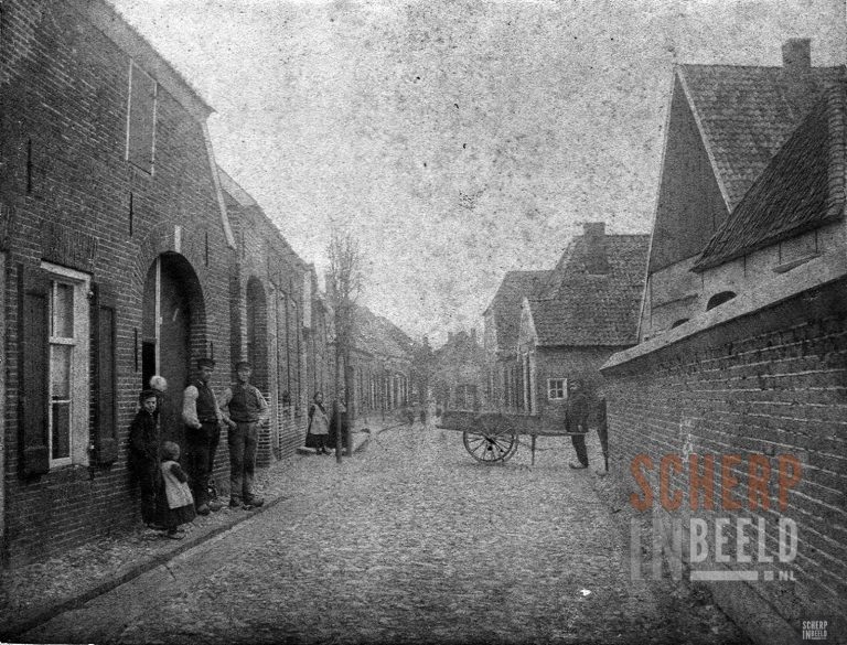 Lepelstraat met kerkhofmuur