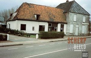 Borculoseweg: links Kruidenierswinkel Bleumink, rechts Hotel De Watermolen.