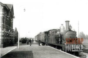 Station Groenlo : Stoomtrein stopt bij het station van Groenlo.