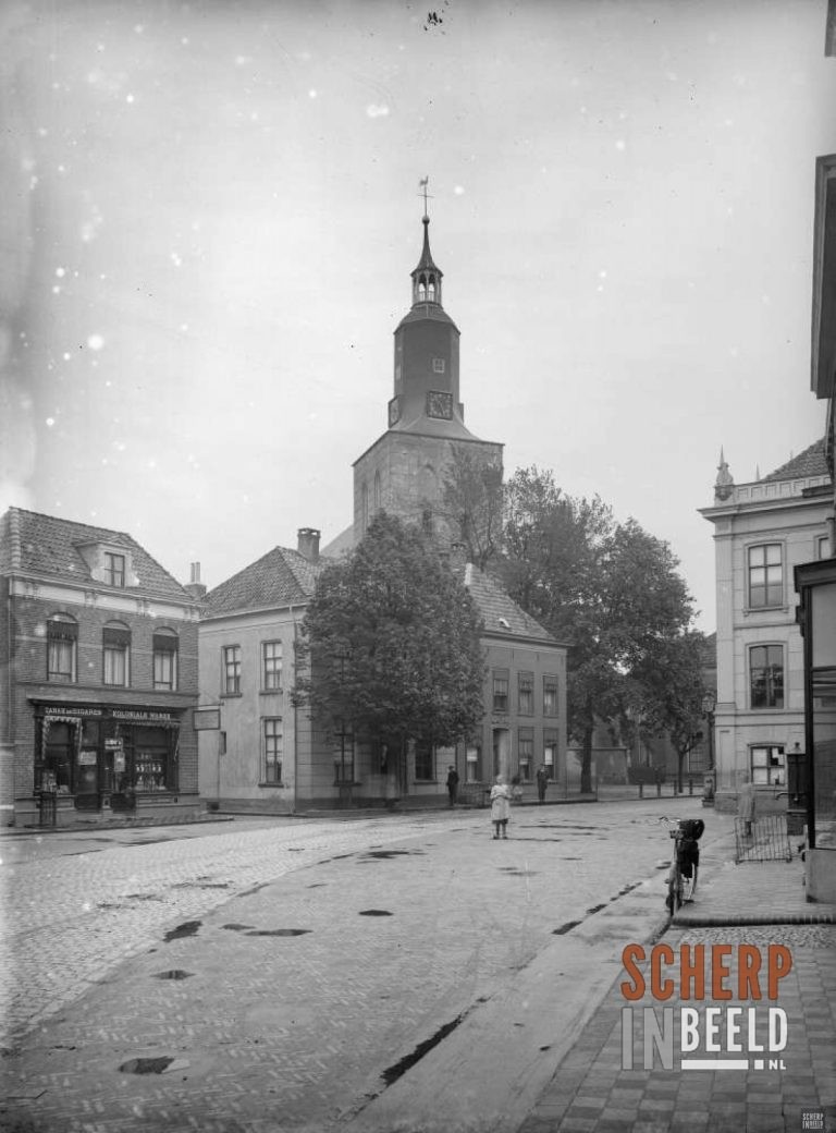 Markt met stadhuis en waterpomp