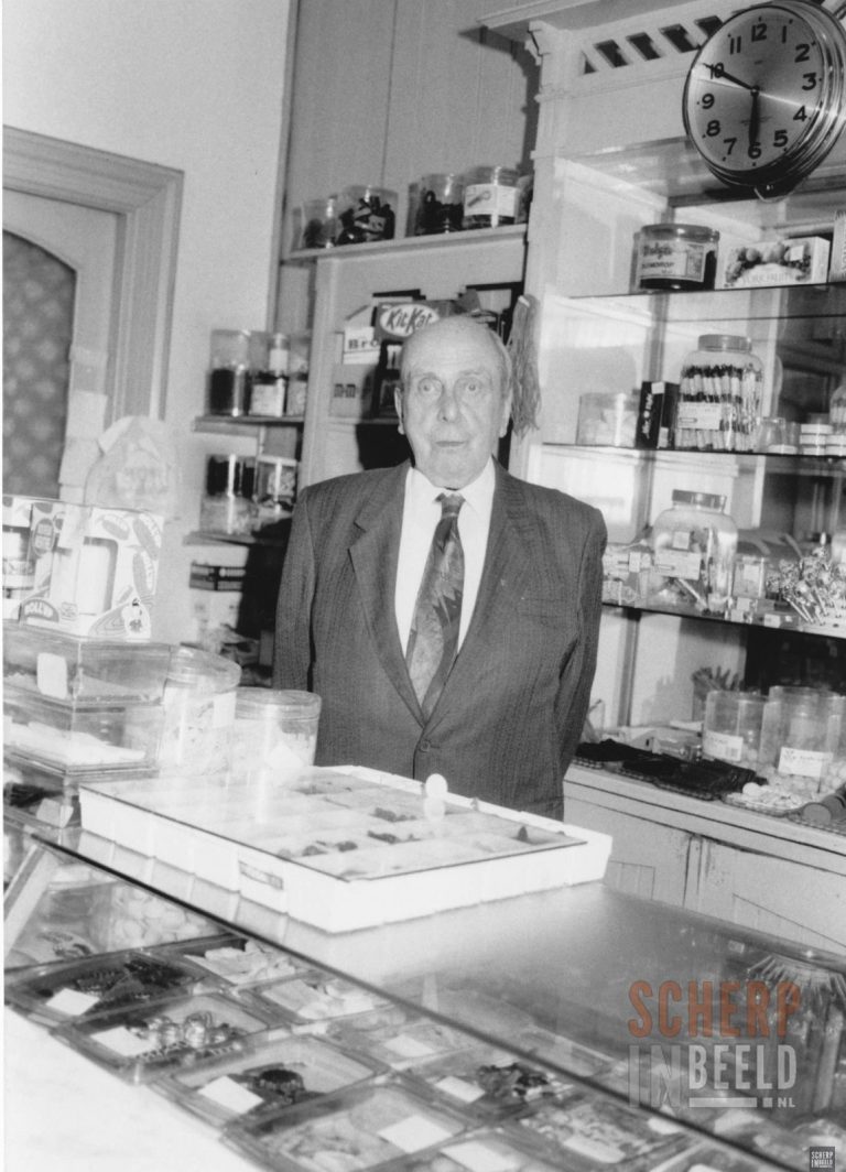 Bakker Willem Buve in zijn winkel