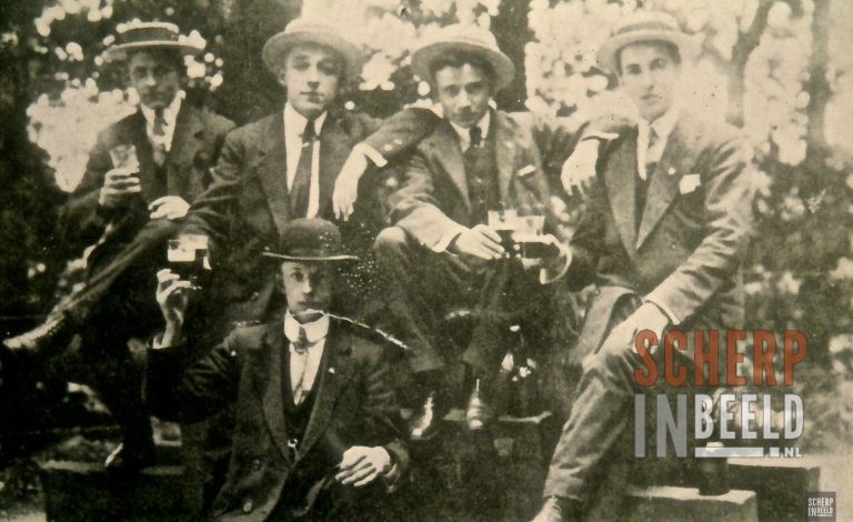 Eibergseweg: Houtwal. Groepsfoto bierbrouwerij Grolsch medewerkers