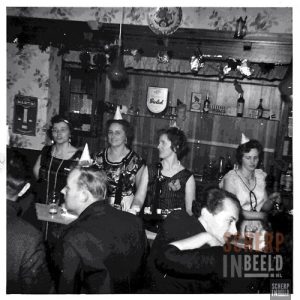 Carnaval: Carnaval bij Nales in de Lange Gang. Febr 1954.