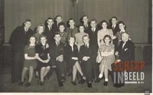 Groenlose Dansclub: Dansles in Groenlo. Dansleraar Henk Mulder uit Winterswijk