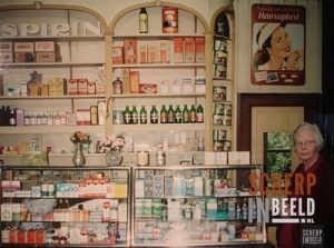 Drogisterij Schiedon: Interieur drogisterij, met rechts mevrouw Schiedon