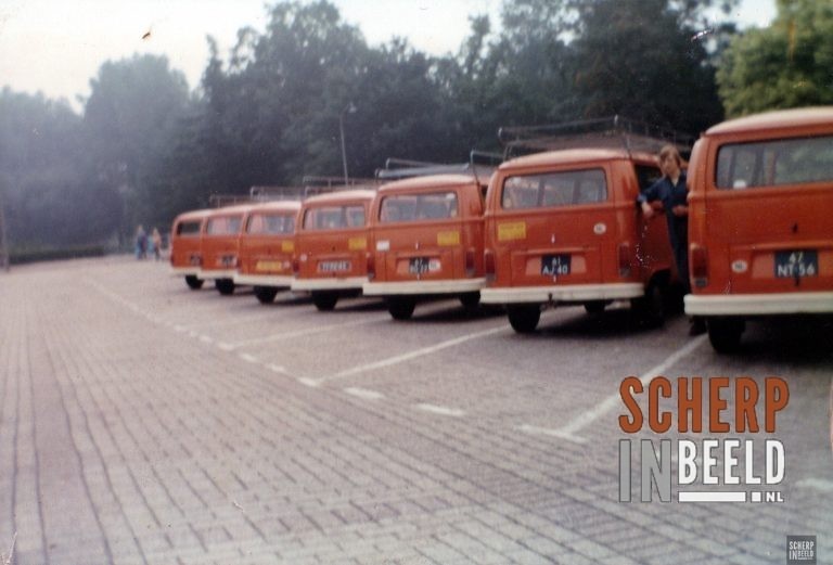 Autobedrijf Ueffing: Busjes opstelling aan de Boompjeswal,op deze foto staat rene ueffing