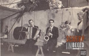 Strijkje Bekkenutte : Jo en broerspelend op een bruiloft in Groenlo, jaar 1952.