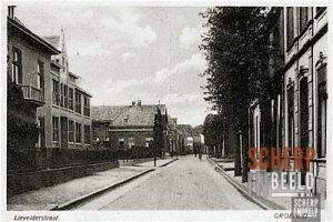 Lievelderstraat: Links de R.K.Meisjesschool St.Jozeph