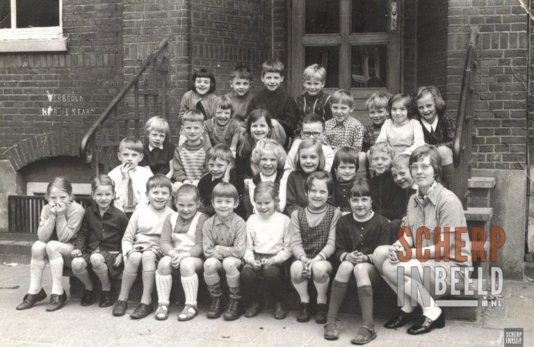 Klassenfoto Sint Jozefschool met juffrouw Bonenkamp