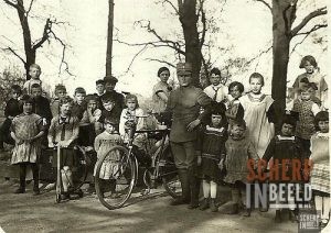 Gezelschap bij kanon en fietsen