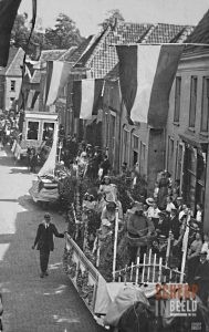 Bloemencorso: Corsowagens in de Nieuwestraat