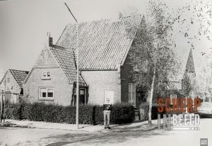 Oranje Dorp: Oranjestraat. We staan hier in het eerste gedeelte van de Wilhelminastraat,