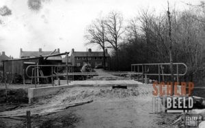 Bruggen in Groenlo: Brug Halve Maanweg.