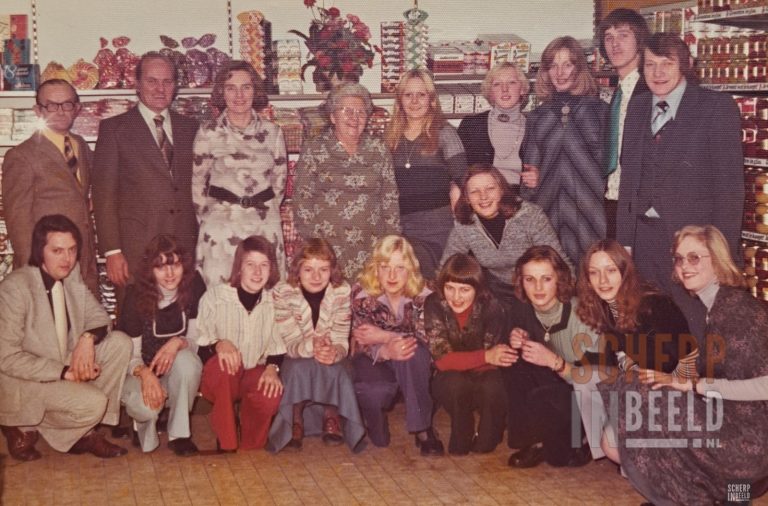 Groepsfoto in Kruidenierswinkel Wolterinck