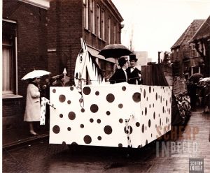 Carnavalsoptocht 1964: De eerste carnavalsoptocht van Groenlo in 1964.