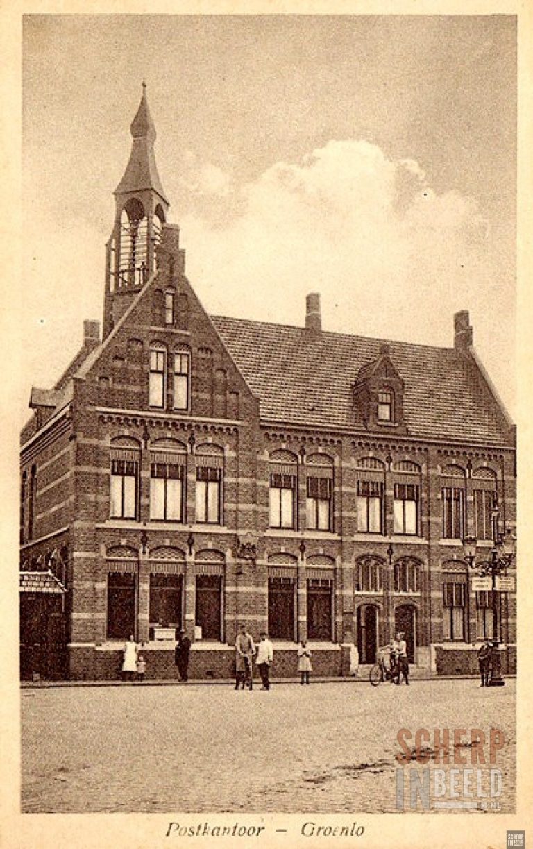 Markt: Het postkantoor is al enige tijd klaar en is nog voorzien van een toren.