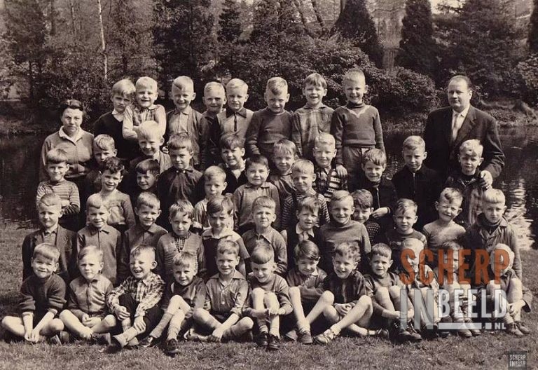 Eerste klas van de Sint Canisiusschool (1956-1957)