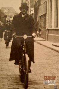 Diverse personen: Kevelderstraat, Jan Kiezebrink fietst door Groenlo.