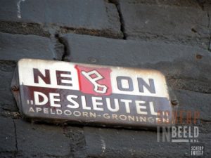 NEON-reclamebord van De Sleutel bij café De Pauw