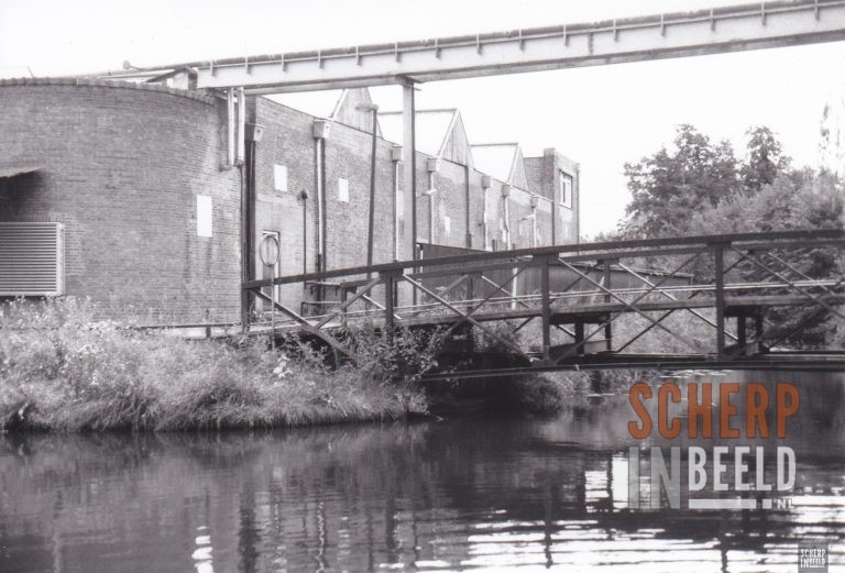 Bruggen in Groenlo: Brug achter de oude Monocon. Monocon/Polarcup.