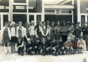 Klassenfoto’s Marianum: 1e leerjaar 1968, Foto voor de barakken.