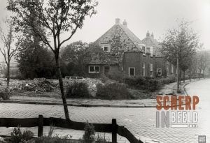 Rooi-je dorp/Oranje Dorp: Oranjestraat.Ook dit huis op de hoek