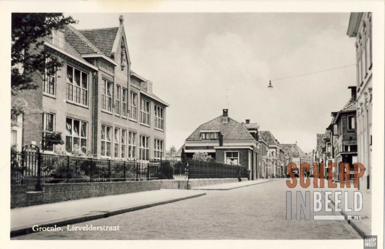 Lievelderstraat: Links de R.K.Meisjesschool St.Jozeph