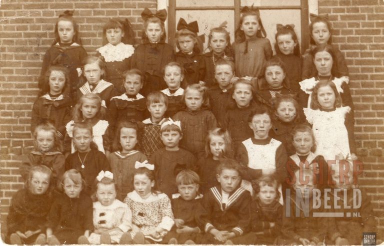 Klassenfoto van de openbare lagere school, voorloper van de Canisiusschool