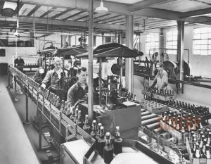 Bierbrouwerij Grolsch: Flessen, bottelarij. Bron; Stadsmuseum Groenlo.