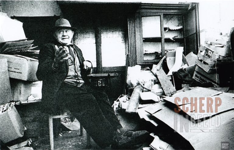 Opa Koenders met oud papier