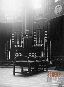 R.K. Calixtuskerk: Altaar met rouwaankleding september 1937