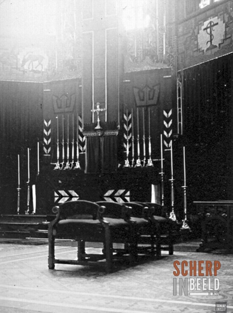 R.K. Calixtuskerk: Altaar met rouwaankleding september 1937