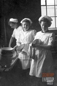 Enkele dames aan de afwas in de Keuken R.K. Huishoudschool. St. Martha.