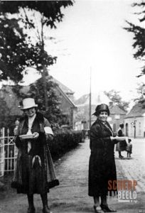 Ruurloseweg: Een inzameling ter gelegenheid van ??, door enkele dames,