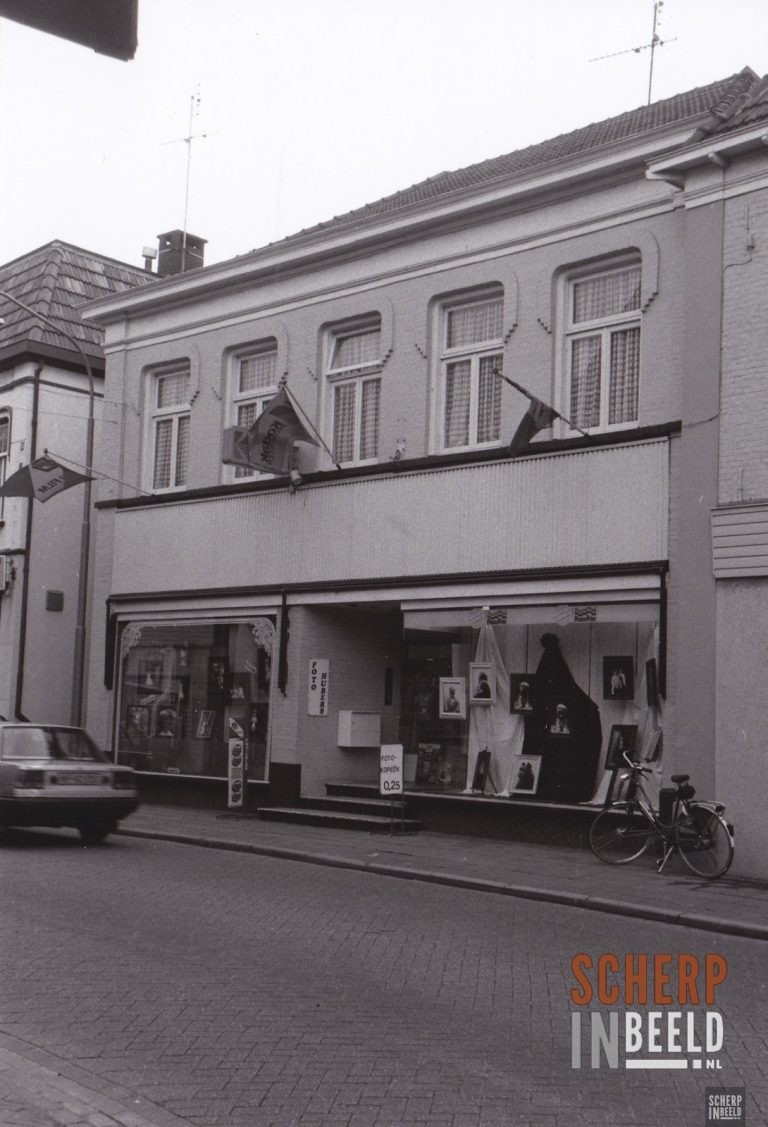 Beltumsestraat: Fotozaak Wiljo Hubers.