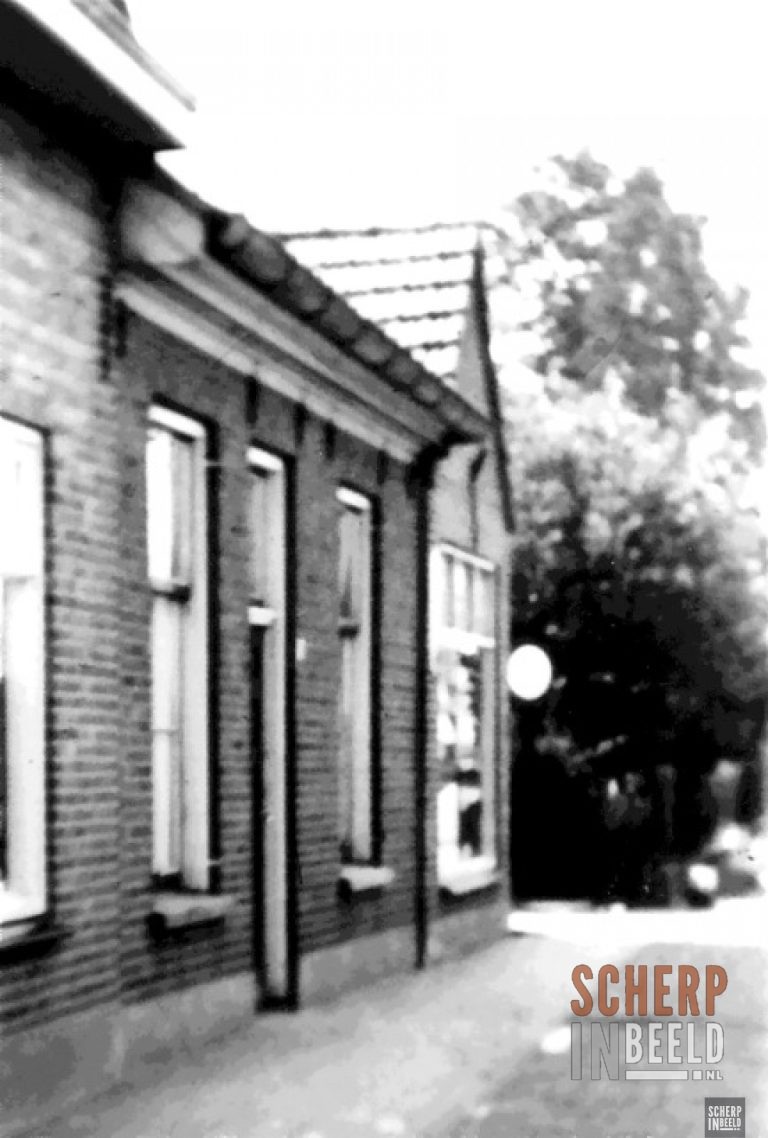 Ruurloseweg: Het huis waaraan het bord bevestigd is,is het huis waar tegenwoordig